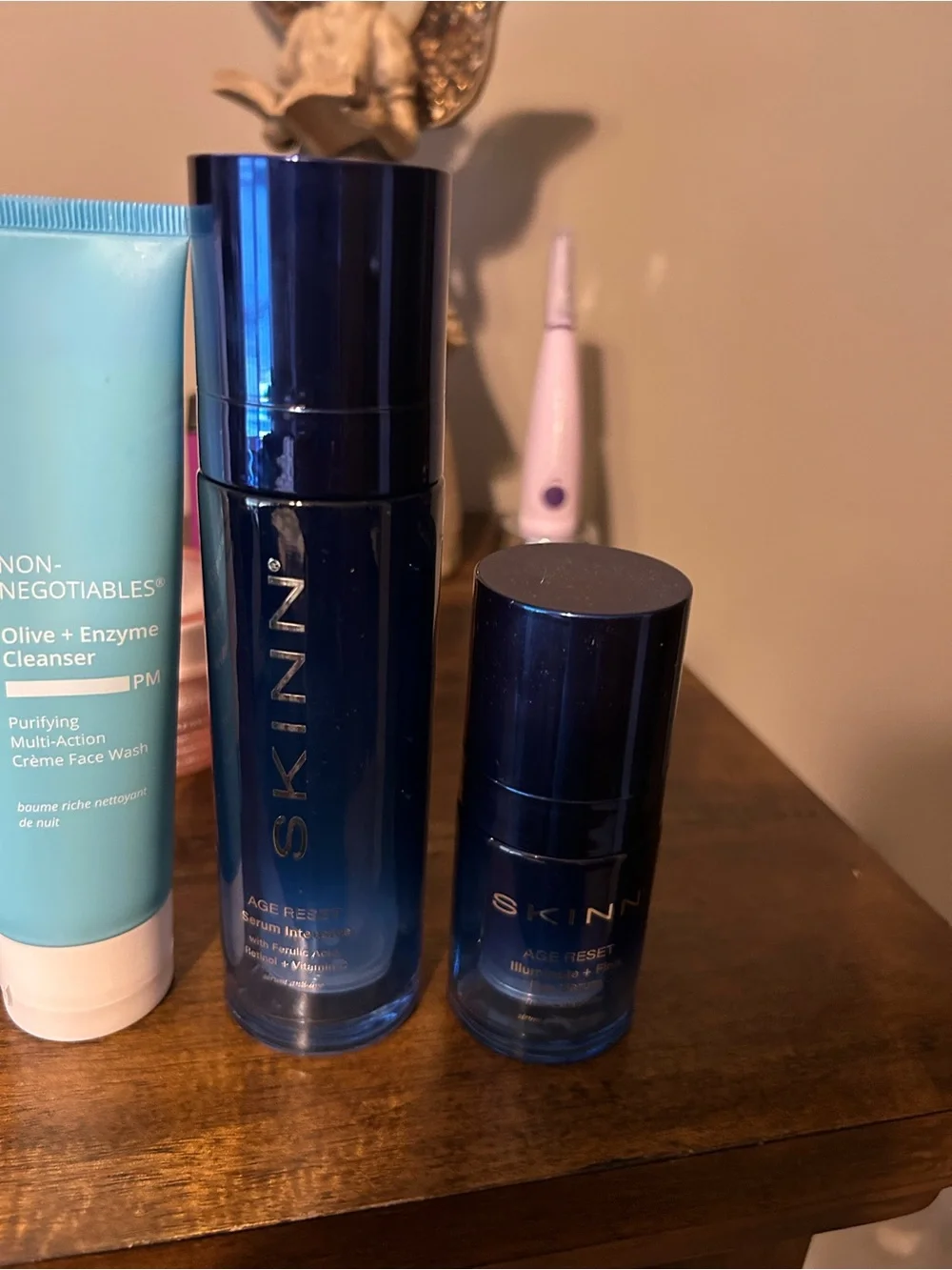 SKINN Non-Negotiables Green Tea + Mint Cleanser – White & Cyan Blue